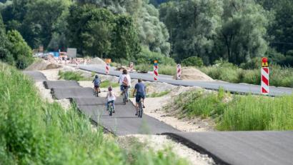 Bild: Matthias Balk/dpa
Eine Familie fährt einen als Buckelpiste angelegten Radweg entlang.