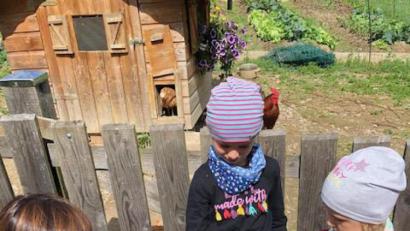 Bild: jzk
Das Huhn fühlte sich sichtlich wohl bei Inge Lorenz (links) und den Kindern der Waldgruppe.
