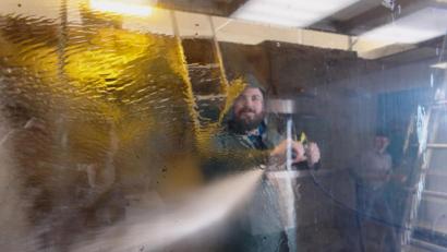 Bild: tr
Mit Hochdruck kämpft Museumsmitarbeiter Christoph Kick gegen Algen, die sich hartnäckig an der Frontscheibe des Großaquariums gegen die Prozedur wehren.