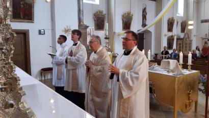 Bild: Albert Sollfrank/exb
Bild 022 zeigt links am Altar Pfarrer Alois Albersdörfer und rechts am Ambo Pfarrer Markus Bruckner bei seiner Dankesrede