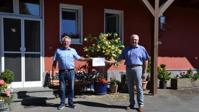 Bild: gi
Bäckermeister Alois Meier (links) feiert seinen 70. Geburtstag. Statt einer Geburtstagsfeier spendet er 2000 Euro für die Kinderkrebshilfe. Den Betrag überreicht er an den Vorsitzenden der Kinderkrebshilfe in der Region Oberpfalz Nord, Herbert Putzer (rechts).