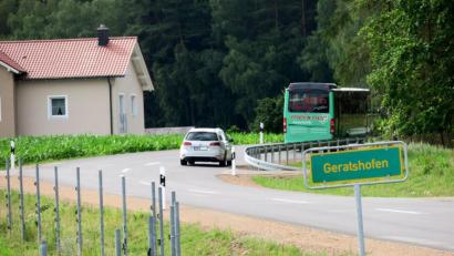 Bild: Hirsch
Die Kreisstraße SAD 40 wurde bestandsorientiert ausgebaut und bleibt bei Geratshofen kurvenreich.