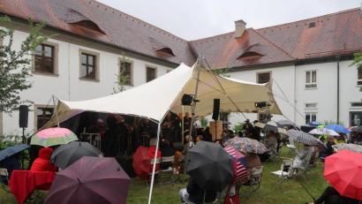Bild: Kunz
Bei Regen eröffnete die "King Size Combo" am Mittwochabend die Sommer-Serenaden-Saison im Innenhof der Regionalbibliothek.