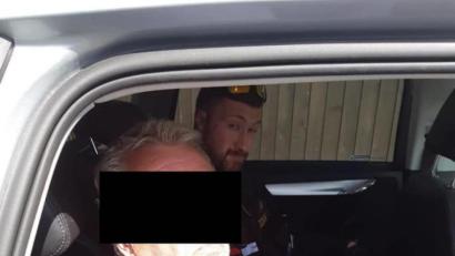 Bild: Krimi-Plzeň
Den gesuchten Schwandorfer Karlheinz R., der des Doppelmordes verdächtigt wird, haben tschechische Polizeikräfte vor einigen Tagen nicht weit von Taus (Domažlice) entfernt aufgegriffen und in Haft genommen.