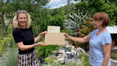 Bild: exb
Ein Ausgleich für das entgangene Altstadtfest: Gerda Krusche (links) überreicht 750 Euro an Elfriede Kopp, die damit Kinder in Peru unterstützt.