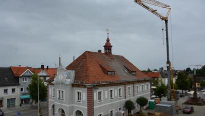 Bild: jr
Eine Großbaustelle mitten in der Stadt gibt es derzeit in Mitterteich. Das Historische Rathaus erfährt aktuell eine Generalsanierung. Ein mächtiger Baukran zeugt vom Werken und Schaffen vor Ort.