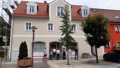 Bild: Lowak
Das Gebäude am Stadtplatz 1 wird mit Hilfe der Städtebauförderung saniert. Matthias (Dritter von links) und Stephanie Eigner (mit Töchterchen Linda) sind die ersten, die in Windischeschenbach von dem Programm profitieren.