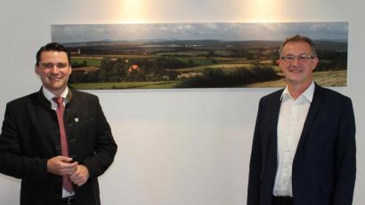 Bild: Hans Prechtl/exb
Bürgermeister Franz Grabinger (rechts) stattete Landrat Thomas Ebeling seinen Antrittsbesuch ab.