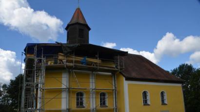 Bild: dob
Das Kirchengebäude ist eingerüstet und wird im Dachbereich umfassend saniert.