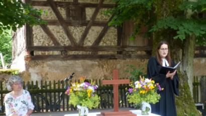 Bild: fm
Pfarrerin Judith Felsner vor dem Altar (rechts) mit Kirchenvorstandsmitglied Sabine Maul.