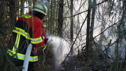 Bild: bl
Bei Maxhütte stürzt am Sonntag nachmittag ein Flugzeug ab und brennt total aus. ZWei Menschen werden verletzt.