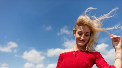 Bild: Christian Schwier – stock.adobe.com
Rot erregt nicht nur Aufmerksamkeit, sondern lässt ihre Träger außerdem attraktiv, selbstbewusst und durchsetzungsstark wirken.