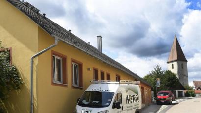 Bild: Petra Hartl
Fahrzeuge von Bauunternehmen vor der ehemaligen Raiffeisenfiliale in Ammerthal. Um die Bauarbeiten gibt es Streit im Gemeinderat.