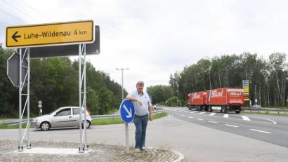 Bild: Gabi Schönberger
Bürgermeister Martin Schregelmann gibt die Richtung vor. Dort, wo links hinter ihm noch Bäume stehen, soll ein neues Gewebegebiet entstehen. Unter anderem soll dort eine Tankstelle eröffnen.