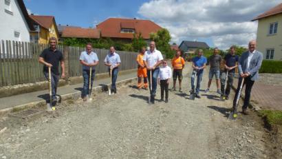 Bild: mad
Mit dem Spatenstich wurde der Startschuss für den Vollausbau in der Bodenäcker-Siedlung gegeben.