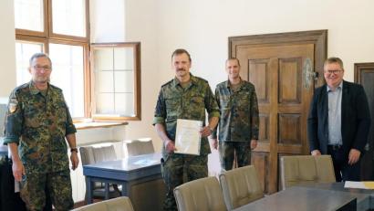 Bild: Susanne Schwab/exb
Oberbürgermeister Michael Cerny, Oberstleutnant Thorsten Klapp (von rechts) sowie Stephan Koller als Leiter des Kreisverbindungskommandos (links) mit dem frisch gebackenen Hauptmann der Reserve Franz Anton Sertl.