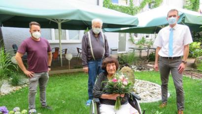 Bild: adj
Bürgermeister Ernst Schicketanz (rechts) und Heimleiter Philipp Späth (links) gratulierten Helene Schaller (vorne), die von Konrad Seibt (hinten, Mitte) liebevoll umsorgt wird, zum 85. Geburtstag.