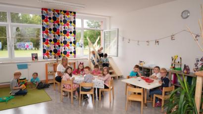 Bild: fvo
Die Vorschulkinder der Waldthurner Kita fühlen sich in ihrem ausgelagerten Gruppenraum in der Schule zusammen mit Erzieherin Martina Lorenz sichtlich wohl.
