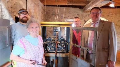 Bild: Stefanie Gradl
Der städtische Mitarbeiter Michael Nutz, Marianne Fenk, Reinhold Rittmeier von der Firma Hörz und Bürgermeister Hans-Martin Schertl (von links) vor dem historischen Uhrwerk im Vogelturm.