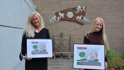 Bild: jr
Kunstlehrerin Alena-Sarah Kneidl (rechts) hat für die Abschlussschüler ein besonderes Geschenk: Alle 18 Entlassschüler der Mittelschule Waldsassen bekommen zu ihrem Abschlusszeugnis dieses Kunstwerk, handgezeichnet von Kneidl. Sie wollen den Schülern etwas Besonderes mitgeben, sagt Rektorin Claudia Strobel-Dietrich (links)