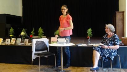 Bild: hka
Adele Hermann (links) und Silke Schäfer stellten im Seidel-Saal Lektüre für den Sommer daheim vor.