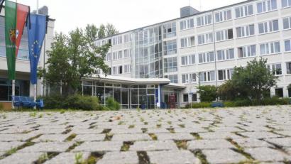 Bild: Gabi Schönberger
Auch die Europaberufsschule muss dringend generalsaniert werden. Eine Machbarkeitsstudie schließt dabei einen Neubau auf einem fiktiven Grundstück nicht aus. Im Gegenteil. Das scheint die günstigste und zeitlich schnellste Lösung zu sein.