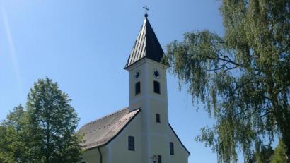 Bild: sh
Die schmucke Dorfkirche in Holzhammer, die die Bewohner des Orts vor 25 Jahren mit vereinten Kräften in nur einem Jahr selbst errichtet haben.