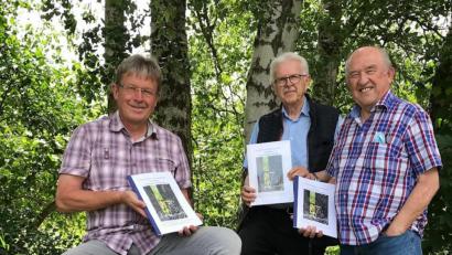 Bild: ws
Alfred Wolf (links) und Rudolf Tomšu (rechts) präsentieren das neue Sagenbuch von Rainer Christoph.