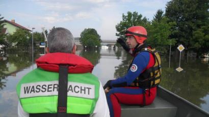 Bild: Wasserwacht/Schwandorf
Die Kreis-Wasserwacht Schwandorf war beim Hochwasser 2013 mit 28 Einsatzkräften rund 1000 Stunden in Passau im Einsatz und wurde unmittelbar nach Ende des Einsatzes nach Fischerdorf gerufen, wo 81 Einsatzkräfte über vier Tage hinweg etwa 3.500 Einsatzstunden leisteten.