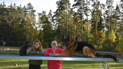 Bild: Markus Willecke/exb
Leonie Kreitner-Melchner und Elena Willecke haben viel Freude mit den Hunden Emmi und Henry von der kleinen Ranch. Auch im Kinderferienprogramm des Schäferhundevereins geht es tierisch zu.