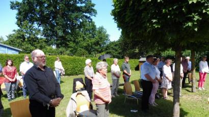 Bild: ibj
Viele evangelische und katholische Gläubige versammeln sich auf dem Vorplatz des Andreas-Raselius-Hauses in Hahnbach zum Gemeindefest-Gottesdienst.