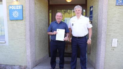 Bild: exb
Dank Johann Kett (links) kann die Polizei Diebe festnehmen. Polizeihauptkommissar Georg Fritsch überreicht ihm ein Schreiben des Polizeipräsidenten Norbert Zink.