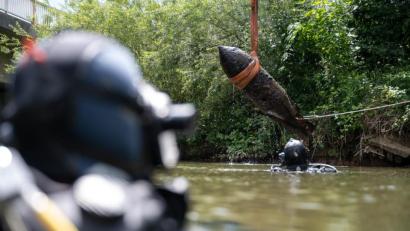 Bild: Sebastian Gollnow/dpa
Ein Unimog hob die Bombe aus dem Zweiten Weltkrieg aus der Rems.