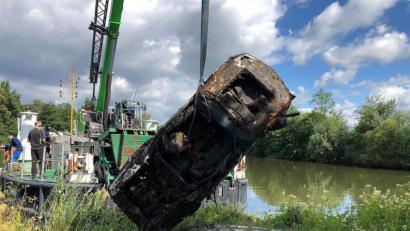 Bild: Polizei
Den weißen Renault Alpine barg ein Schwimmkran aus dem Main-Donau-Kanal. Die Wasserschutzpolizei Bamberg hat die Ermittlungen aufgenommen.