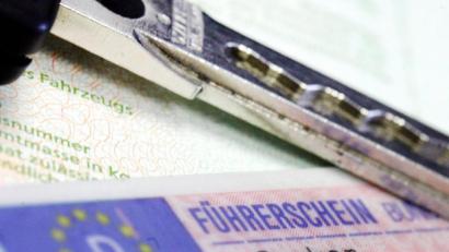 Bild: Marius Becker
Führerschein und Autoschlüssel liegen auf einem Fahrzeugschein. Foto: Marius Becker/dpa/Symbolbild