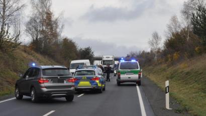 Bild: dob
Die Polizei stellt nach einer größer angelegten Fahndung bei Vohenstrauß zwei mutmaßliche Diebe.