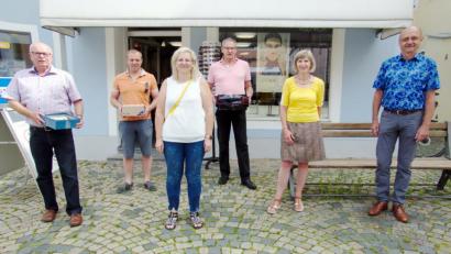 Bild: gac
Den Anfang der Aktion in Sulzbach-Rosenberg macht die FDP mit einigen Brillen aus eigenen Schubladen. Von links Stadtrat Hans-Jürgen Reitzenstein, FDP-Geschäftsführer Christian Weiß, Sabine Neidl, Optiker Kurt von Klenck, Brigitte Munker und Stadtrat Martin Pöllath.