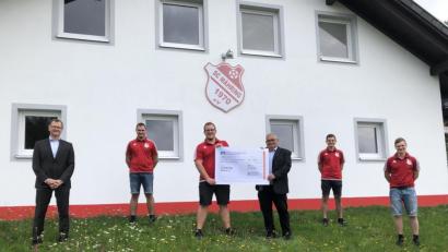 Bild: Volksbank Raiffeisenbank Nordoberpfalz/exb
Bei der Übergabe der Spendengelder (von rechts): Christian Beer, Marco Sporrer, Herbert Gmeiner, Stefan Riedl, Patrick Sporrer und Regionalmarktleiter Helmut Wolfrum.