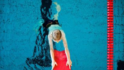 Bild: Rolf Vennenbernd/dpa
Mit Video-Anleitungen zum Schwimmenlernen will die Wasserwacht für mehr Sicherheit an Bayerns Badeseen und in Schwimmbädern sorgen.