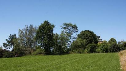 Bild: wro
Die Nachbarschaft zur Kreuzbergkirche (zwischen den Bäumen rechts) war eines der Themen bei der Diskussion um die Bauleitplanung „Am Sonnenhang – Östlich Kreuzberg“.