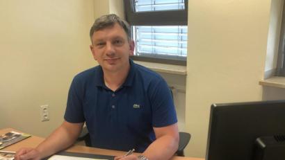 Bild: exb
Manuel Lischka ist der neue Kultur-, Schul- und Sportreferent des Landkreises Schwandorf. Er fungiert außerdem als stellvertretender Pressesprecher. Unser Bild zeigt ihn in seinem Büro im Landratsamt.