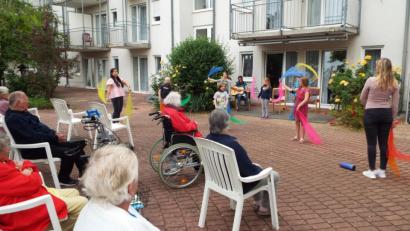 Bild: e
Bunte Tücher werden geschwenkt bei der Abschlussveranstaltung zum Seniorenprojekt im Kümmersbrucker AWO-Heim.