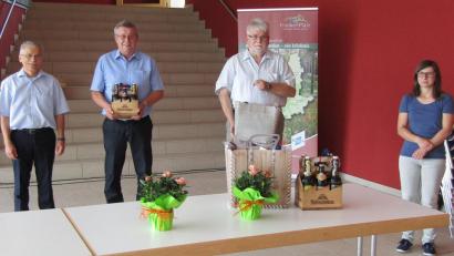 Bild: sck
Mit Spezialitätenkörben verabschiedet (von links) Josef Springer die scheidenden Vorstandsmitglieder Hans Koch und Hans Durst. Rechts Verena Frauenknecht, die Umsetzungsmangerin der Arbeitsgemeinschaft Frankenpfalz.