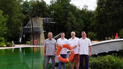 Bild: bkr
Gut vorbereitet auf eine Badesaison mit Auflagen ist das Naturerlebnisbad. Auf unserem Bild die männliche Crew, die für die Sicherheit der Badegäste sorgen wird: (von links) Günther Strobel, Daniel Müller, Siegfried Jaschke und Kai Wolf. Sie achten auch darauf, dass der Sprungturm (Hintergrund) wegen der Corona-Beschränkungen nicht benutzt wird.