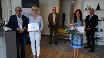 Bild: hm
Freuen sich über die Auszeichung: (von links) Andreas und Katja Schreyer, Bürgermeister Richard Tischler, Elke Bauer und Frank Colberg.