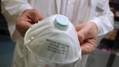 Bild: Karl-Josef Hildenbrand/dpa
Ein Apotheker mit FFP2-Atemschutzmaske mit Ventil: Sie schützt den Träger, weniger das Umfeld.