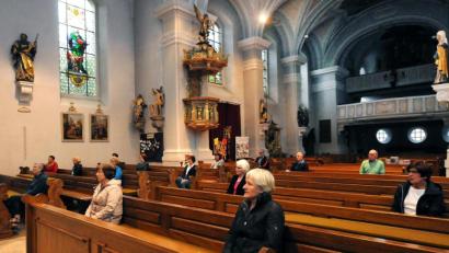 Bild: Stephan Huber
In den Kirchenbänken, mit großem Abstand zu den anderen und noch größerem zur Chorleiterin Andrea Eichenseer: Nach Monaten des gesanglichen Lockdowns probt der Schnaittenbacher Kirchenchor seit dieser Woche zum ersten Mal wieder.