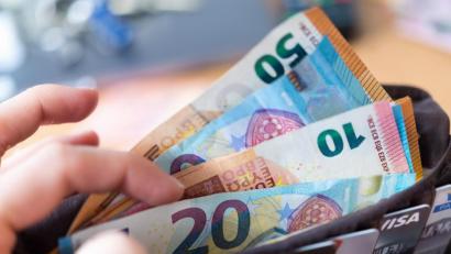 Symbolbild: Monika Skolimowska/dpa
Knapp bei Kasse: Die Gemeinde Weigendorf will mit der Hilfe des Freistaats ihren finanziellen Engpass überwinden.