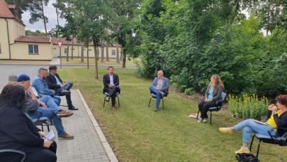 Bild: exb
Bundestagsabgeordneter Uli Grötsch (SPD) und der Grafenwöhrer Bürgermeister Edgar Knobloch (CSU) nutzten die Möglichkeit, sich persönlich mit der Gewerkschaft ver.di zur Lage der Zivilbeschäftigten bei den US-Streitkräften auszutauschen.