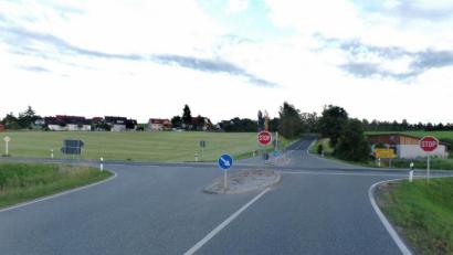 Bild: br
Der Umbau der Kreuzung der Staatsstraße 2122/Kreisstraße NEW 47 am westlichen Ortsrand von Schlammersdorf zu einem Kreisverkehr ist aus der Sicht des Straßenlastbauträgers nicht vertretbar. Dies wird im Wesentlichem damit begründet, dass dort keine Unfallhäufungsstelle vorliegt.